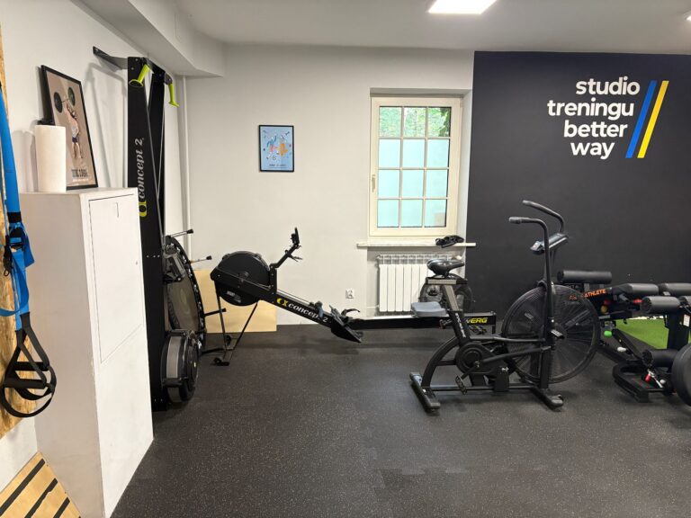 Strefa kondycyjna w Studio Treningu Better Way Konstancin: wioślarz Concept2 i rower powietrzny